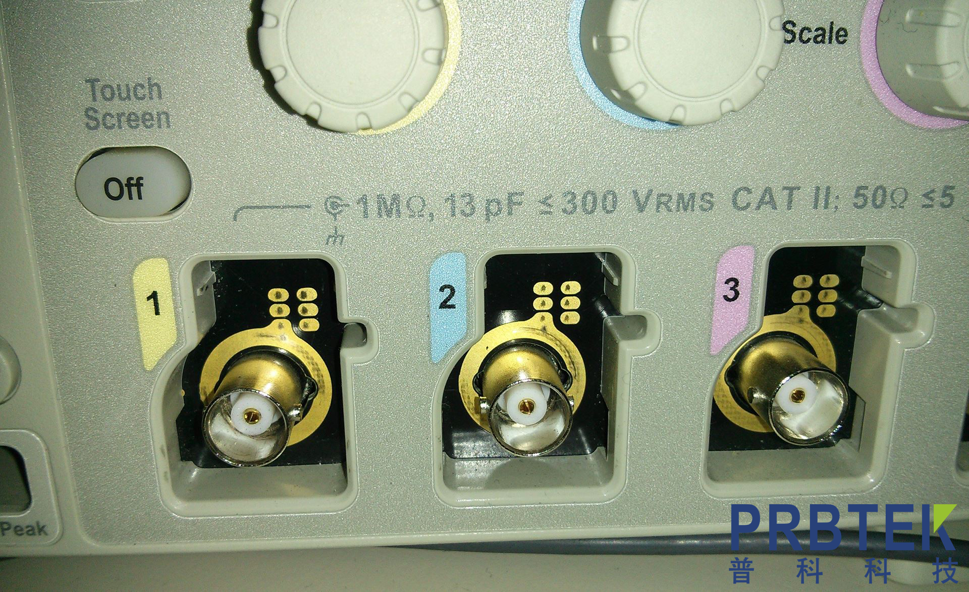 哪些探头与带有 TekVPI 探头接口的示波器兼容?(图1) TekVPI20connector.png